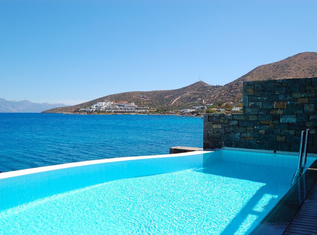 Luxury villa swimming pool